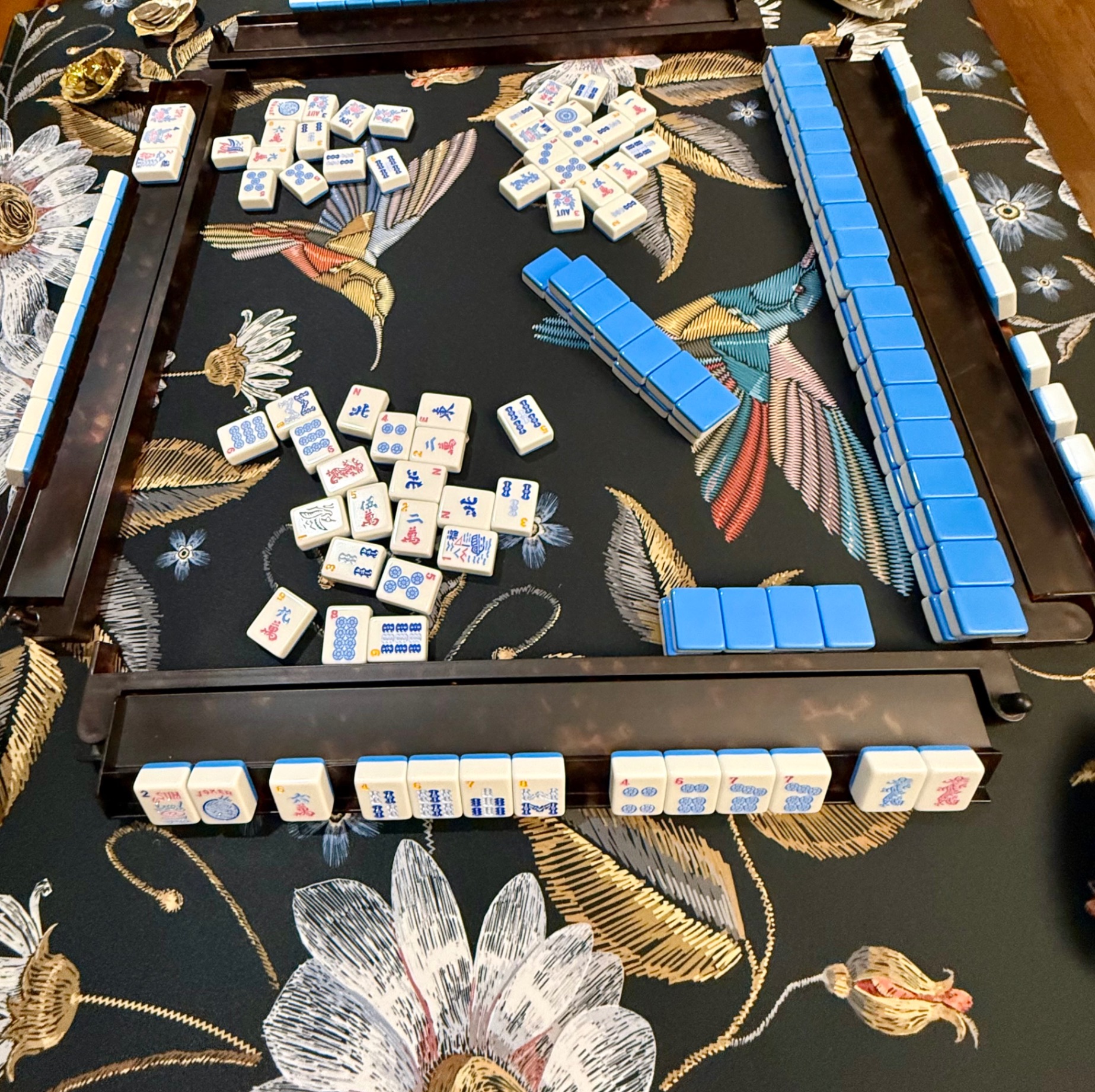 Community mahjong game in progress